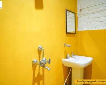 Yoga School in Rishikesh shower room 2