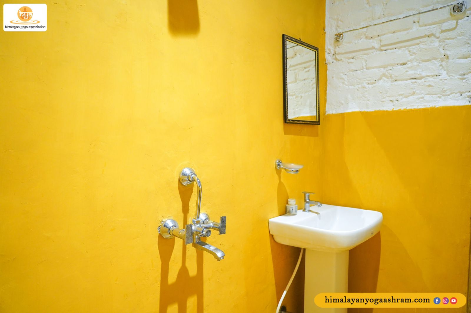 Yoga School in Rishikesh shower room 2