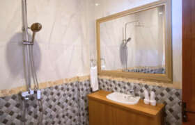 Bathroom 2 Yoga Retreat In Canggu (1)